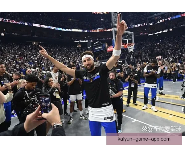 库里晒图致敬父亲球衣退役开创者的球衣永远悬挂球馆穹顶